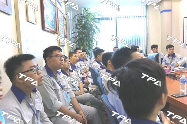 Các em sinh viên chăm chú nghe anh Nguyễn Trung Kiên giới thiệu về TPA