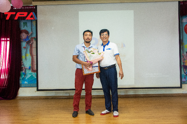 Anh Nguyễn Minh Tân – Tổng giám đốc Tân Phát Etek trao giải thưởng cho Anh Lê Sơn Dương – Chủ tịch công đoàn, đại diện của TPA trong buổi lễ trao giải.