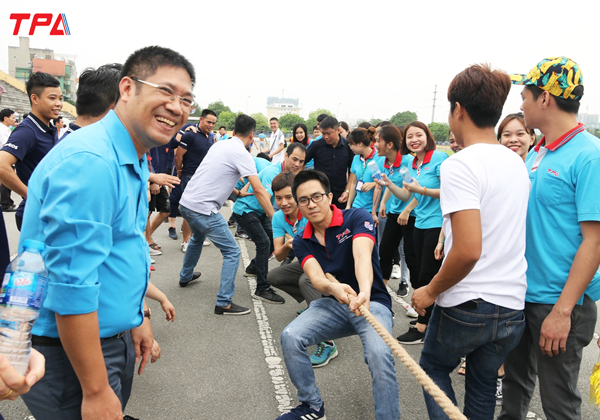 Nhân viên TPA tham gia thi đấu kéo co do liên đoàn lao động tổ chức